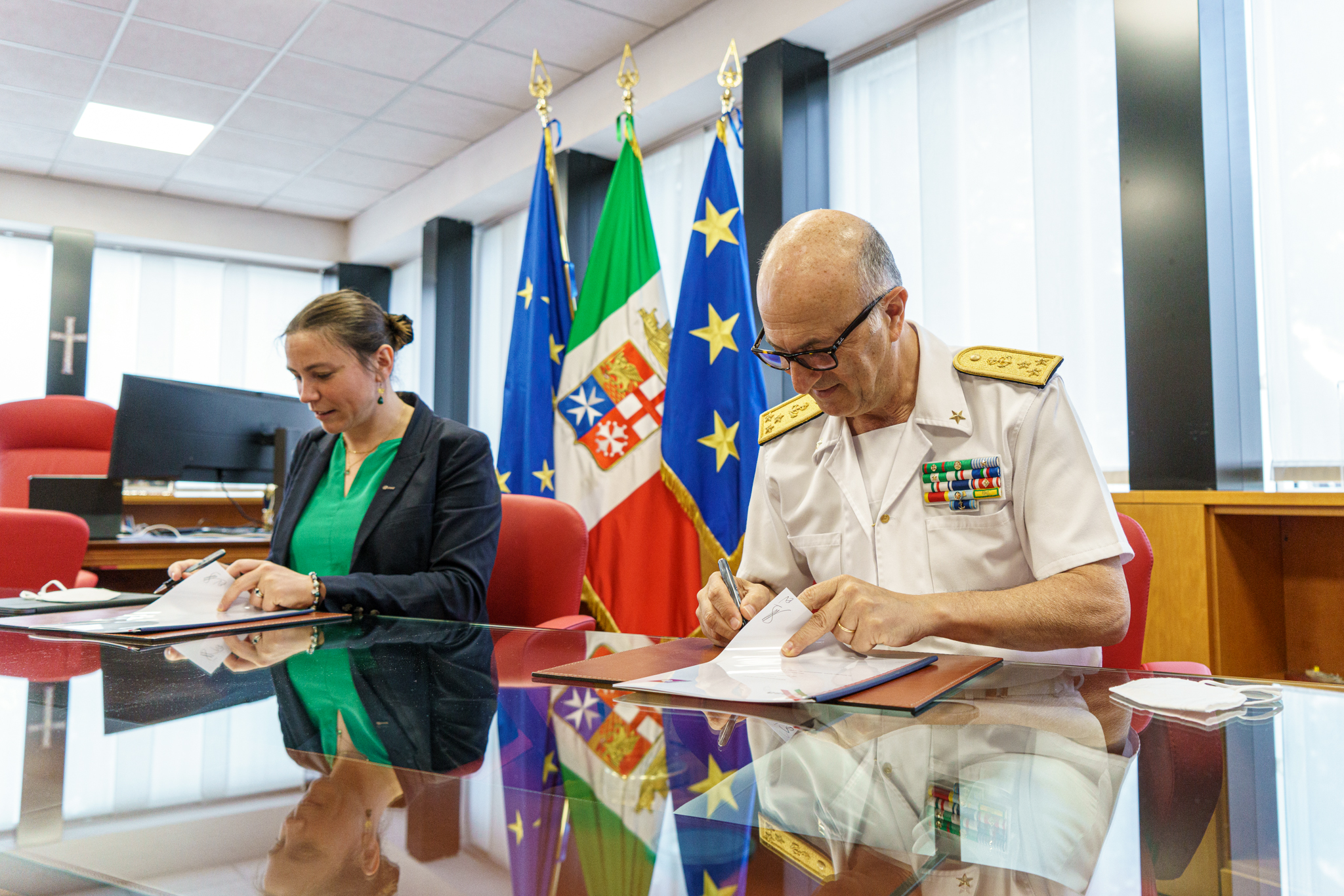 Signing of the MOI byCommander General Admiral Chief Inspector Nicola Carlone of the ITCG and Elodie Viau, ESA Director of Telecommunications and Integrated Applications (TIA)