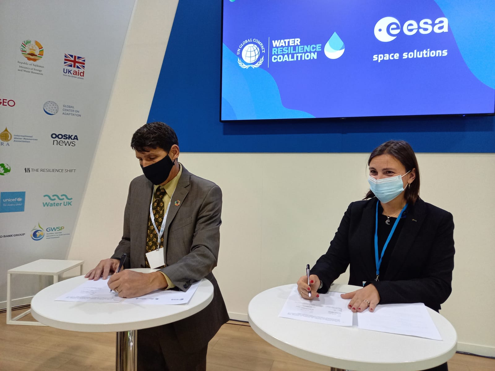 Signing of MOI at COP26. Credit: ESA